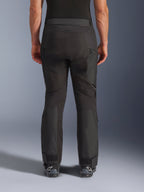 Alpinestars Cusco Drystar® Pants, pantaloni da moto adventure, nero, vista posteriore che mostra pannelli articolati, prese d'aria con cerniera sulle cosce e fondo gamba regolabile, progettati per touring e guida off-road