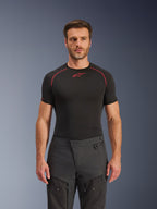Pantaloni Alpinestars Cusco Drystar®, pantaloni da moto adventure, nero, costruzione in tessuto tecnico con ventilazione a cerniera e pannelli in ripstop, indossati da un modello con maglia base layer Alpinestars nera per un look adventure completo