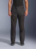 Alpinestars Cusco Drystar® Pants, pantaloni da moto adventure, nero, vista frontale, con ventilazione sulle cosce con cerniera e vita regolabile, costruzione in resistente ripstop e tessuto 600D, indossati con stivali neri