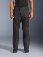 Alpinestars Cusco Drystar® Pants, pantaloni da moto adventure, nero, vista frontale, con ventilazione sulle cosce con cerniera e vita regolabile, costruzione in resistente ripstop e tessuto 600D, indossati con stivali neri