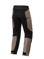 Alpinestars Cusco Drystar® Pants, pantaloni da moto adventure, marrone noce e nero, vista posteriore con pannelli elasticizzati neri, accenti arancioni, prese d'aria con cerniera e orli regolabili in velcro per la guida su strada.