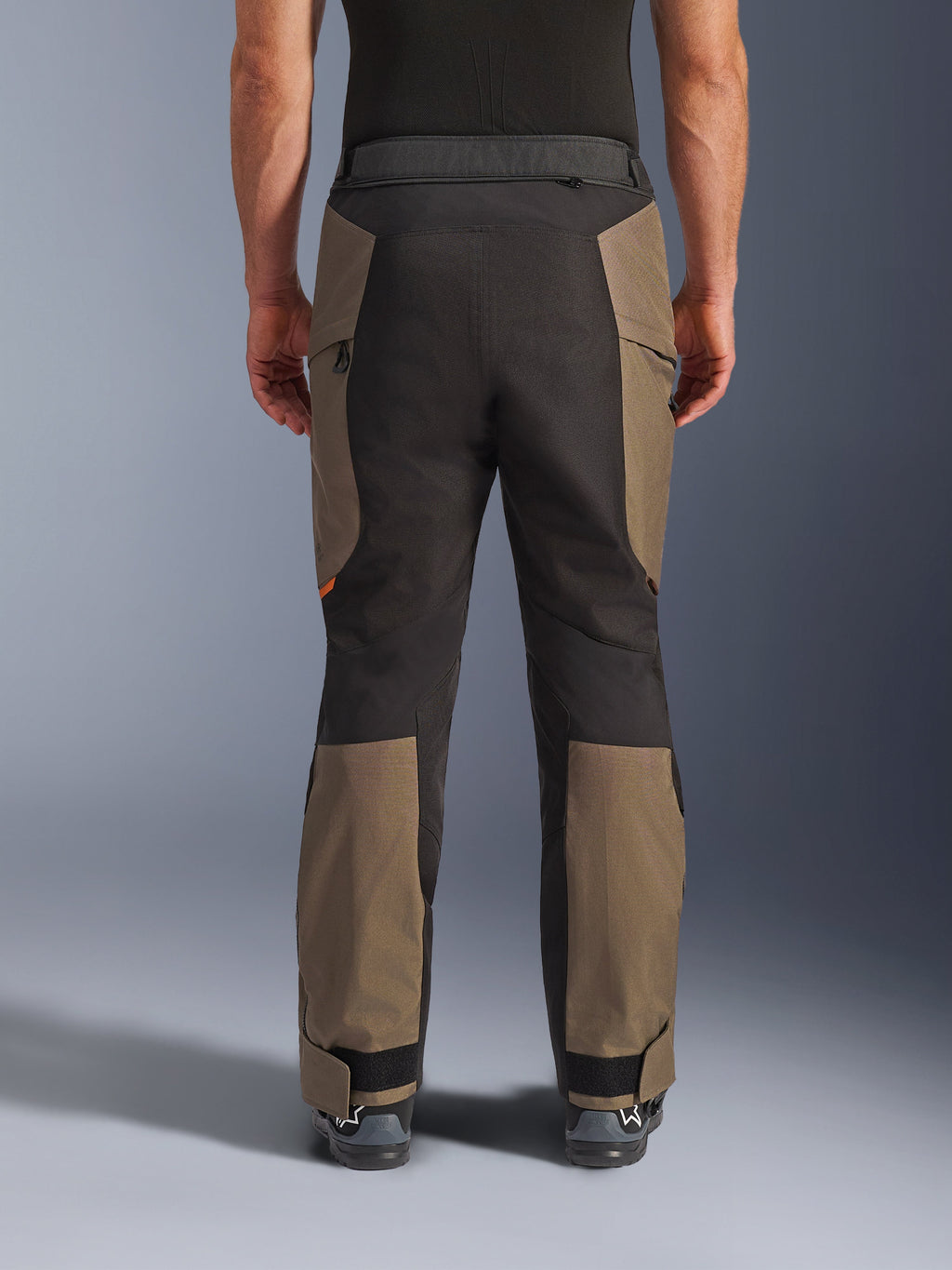 Pantaloni Alpinestars Cusco Drystar®, pantaloni da moto adventure, Walnut Black, vista posteriore sul modello, robusta costruzione in tessuto con pannelli color-block, orlo regolabile e dettaglio in vita con cerniera per touring e guida adventure