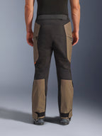 Pantaloni Alpinestars Cusco Drystar®, pantaloni da moto adventure, Walnut Black, vista posteriore sul modello, robusta costruzione in tessuto con pannelli color-block, orlo regolabile e dettaglio in vita con cerniera per touring e guida adventure