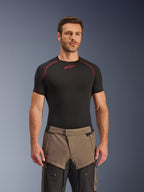 Alpinestars Cusco Drystar® Pants, pantaloni da moto adventure Walnut Black, indossati da un modello con una maglia base layer Alpinestars nera, caratterizzati da un design in tessuto bicolore marrone e nero con pannelli rinforzati per il touring.