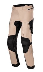 Pantaloni Alpinestars Halo Drystar, pantaloni moto adventure touring, kaki scuro e nero, con ampi pannelli di ventilazione sulle cosce, sezioni delle ginocchia rinforzate in nero e costruzione in tessuto multi-pannello con tasche con cerniera