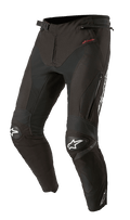 Alpinestars T-SP R Drystar Pants, pantaloni da moto sport-touring in tessuto nero, con ginocchiere rinforzate e loghi a stella bianchi, marchio Drystar rosso sul fianco, prese d'aria con zip sulle cosce e vita regolabile, vestibilità articolata di ispirazione racing.