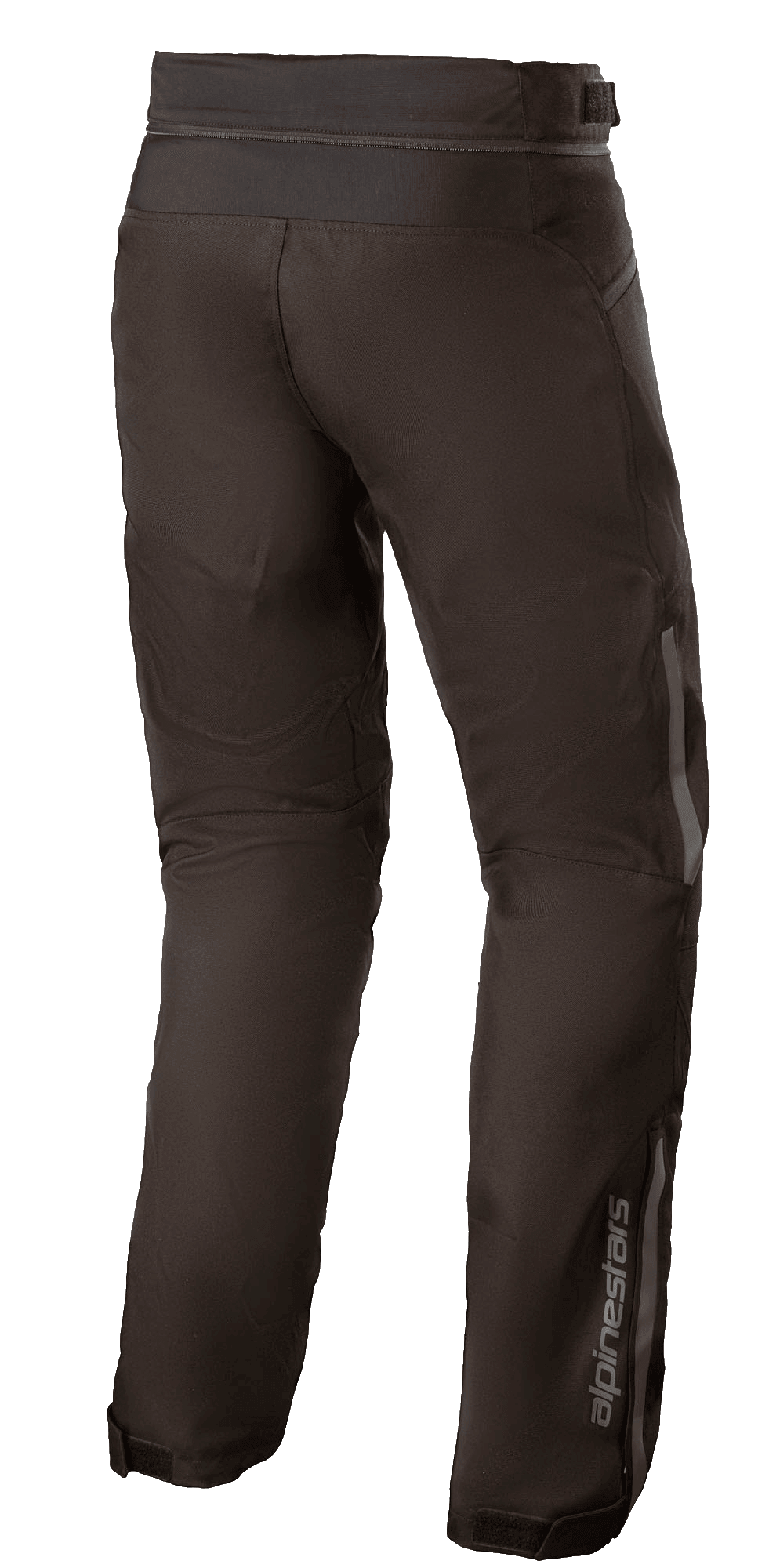 Alpinestars AST-1 V2 Waterproof Pants, pantaloni da moto in tessuto, nero, vista posteriore-laterale con dettagli riflettenti, logo Alpinestars sulla parte inferiore della gamba, cerniera di connessione in vita e fondo gamba regolabile per protezione in tutte le condizioni atmosferiche