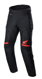Pantaloni Honda Bogota' Pro Drystar®, pantaloni da moto touring, nero e rosso, con logo Honda Wing rosso sulla coscia, pannelli elasticizzati a soffietto sulle ginocchia, costruzione in tessuto tecnico, cinghie di regolazione in vita e marchio Alpinestars