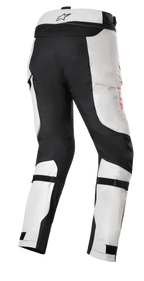 Pantaloni Honda Bogota' Pro Drystar®, pantaloni da moto Adventure Touring, grigio ghiaccio e nero, vista posteriore con pannelli neri rinforzati sulla seduta e sull'interno gamba, marchio laterale rosso e cinghie regolabili sui polpacci per una vestibilità sicura.