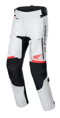 Pantaloni Honda Bogota' Pro Drystar®, pantaloni da moto touring, grigio ghiaccio e nero con dettagli rossi, vista frontale con pannelli di ventilazione sulle cosce e ginocchia a fisarmonica, logo Honda e Alpinestars, abbigliamento tecnico impermeabile da avventura