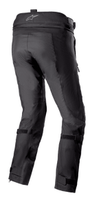 Alpinestars Bogotá Pro Drystar® 3 Seasons Pants, pantaloni da moto adventure touring neri, vista posteriore con logo sulla fascia in vita, cinghie regolabili sulle gambe e costruzione in tessuto tecnico con pannelli rinforzati.
