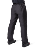 Alpinestars Bogota' Pro Drystar® 3 Seasons Pants, pantaloni da moto adventure touring neri, vista posteriore della fodera impermeabile Drystar® indossata come sovrapantaloni, abbinati a stivali da moto neri, costruzione tecnica leggera per protezione multi-stagione