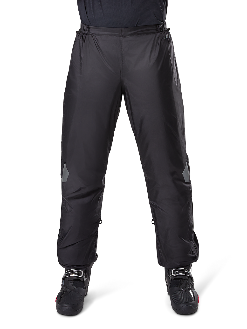 Alpinestars Bogota Pro Drystar 3 Seasons Pants, pantaloni da moto impermeabili, nero, tessuto tecnico leggero con inserti riflettenti sulle ginocchia, indossati come sovrapantaloni con stivali da moto neri, progettati per protezione adventure touring