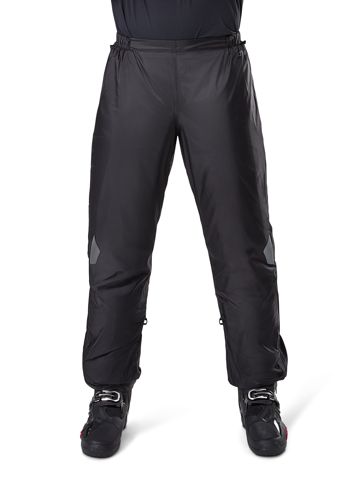 Alpinestars Bogota Pro Drystar 3 Seasons Pants, pantaloni da moto impermeabili, nero, tessuto tecnico leggero con inserti riflettenti sulle ginocchia, indossati come sovrapantaloni con stivali da moto neri, progettati per protezione adventure touring
