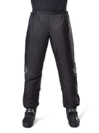 Alpinestars Bogota Pro Drystar 3 Seasons Pants, pantaloni da moto impermeabili, nero, tessuto tecnico leggero con inserti riflettenti sulle ginocchia, indossati come sovrapantaloni con stivali da moto neri, progettati per protezione adventure touring
