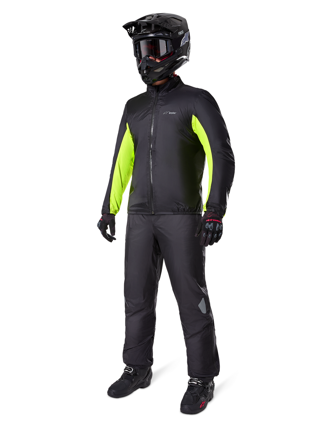 Alpinestars Bogota' Pro Drystar® 3 Seasons Pants, nero, pilota che indossa l'equipaggiamento completo da adventure touring inclusa una giacca nera con accenti giallo neon, casco, guanti e stivali neri, con la membrana impermeabile Drystar® indossata sopra i pantaloni