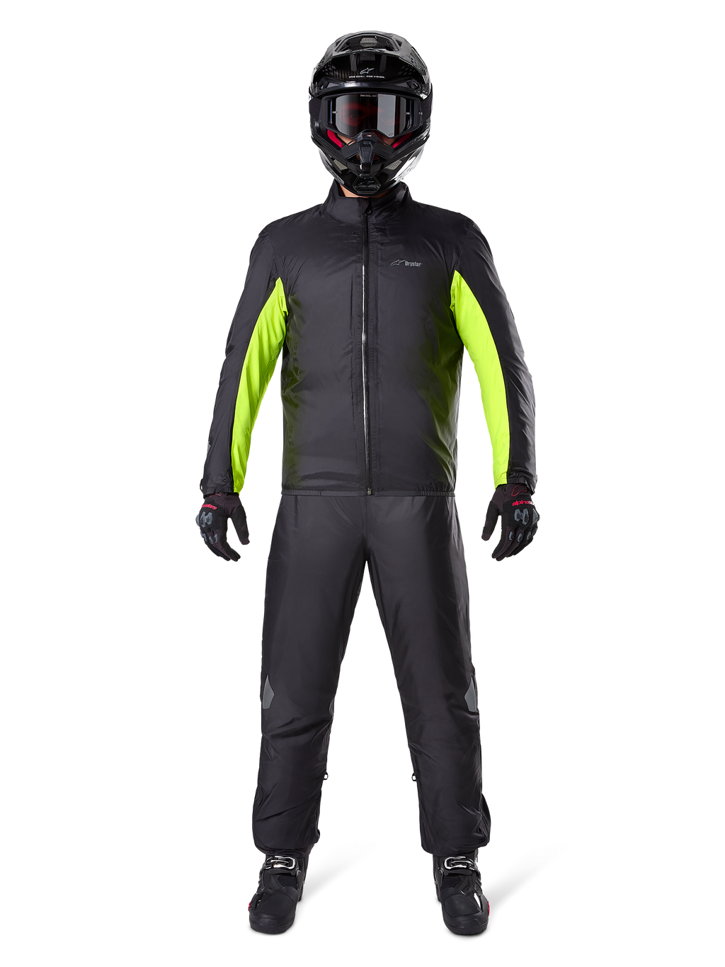 Pantaloni Alpinestars Bogota Pro Drystar 3 Seasons, nero, indossati da un motociclista con completo adventure composto da giacca impermeabile nera e giallo neon, casco nero e stivali da moto, progettati per prestazioni touring in ogni condizione atmosferica.