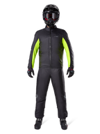 Pantaloni Alpinestars Bogota Pro Drystar 3 Seasons, nero, indossati da un motociclista con completo adventure composto da giacca impermeabile nera e giallo neon, casco nero e stivali da moto, progettati per prestazioni touring in ogni condizione atmosferica.