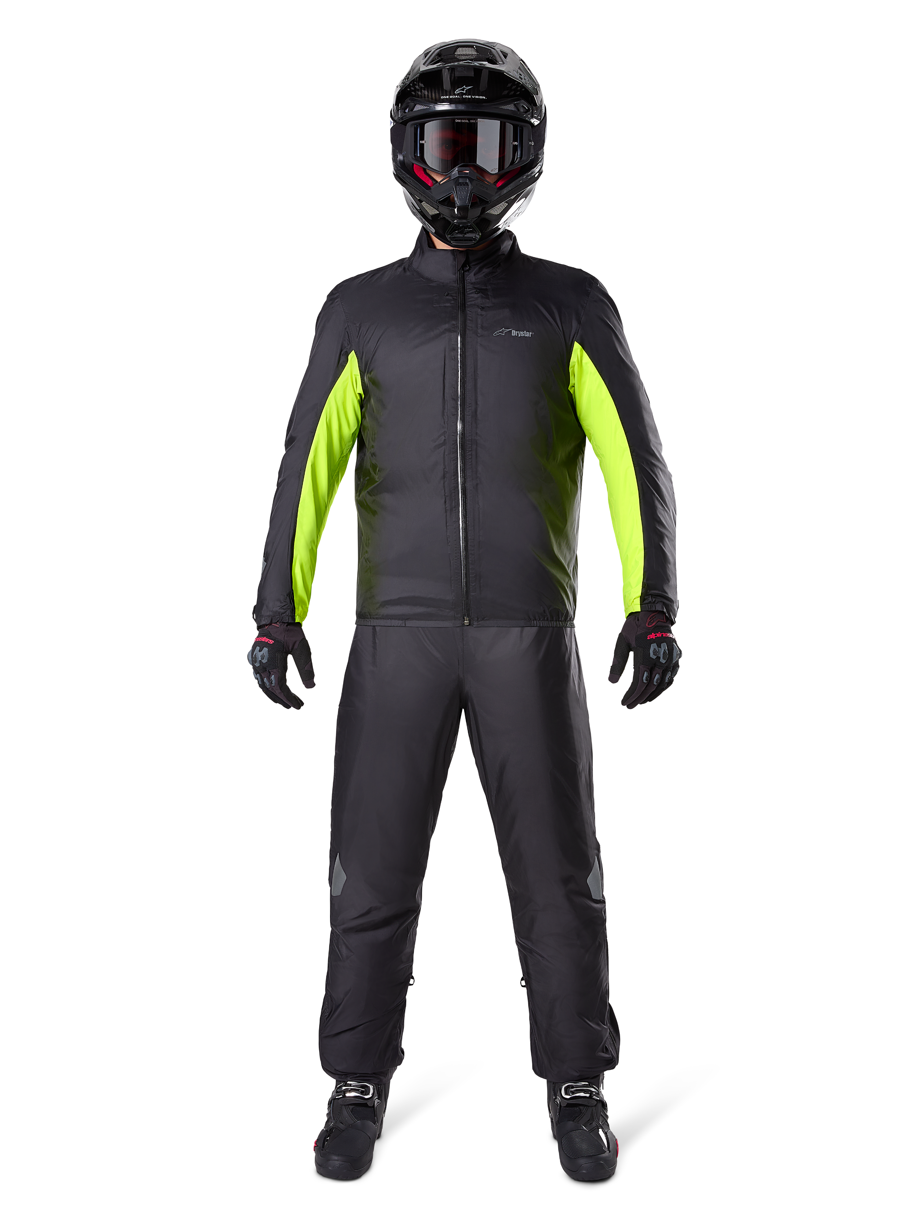 Pantaloni Alpinestars Bogota Pro Drystar 3 Seasons, nero, indossati da un motociclista con completo adventure composto da giacca impermeabile nera e giallo neon, casco nero e stivali da moto, progettati per prestazioni touring in ogni condizione atmosferica.