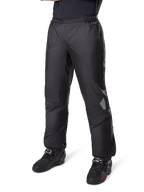 Pantaloni Alpinestars Bogotá Pro Drystar® 3 Seasons, pantaloni da moto adventure touring, nero, indossati con stivali da moto neri, con inserti riflettenti sulle ginocchia e marchio Drystar, design in tessuto leggero e impermeabile per la guida in ogni stagione.