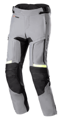 Alpinestars Bogota' Pro Drystar® 3 Seasons Pants, pantaloni da moto adventure touring grigio scuro e nero, accenti riflettenti giallo neon fluorescente, con pannelli di ventilazione sulle cosce con zip, ginocchia a soffietto elasticizzate e pannelli protettivi rinforzati.