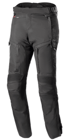 Alpinestars Bogota Pro Drystar 4 Seasons Pants - Long, pantaloni da moto adventure touring neri, con pannelli elasticizzati a costine sulle ginocchia e inserti di ventilazione con cerniera sulle cosce, cinturini regolabili in vita con fibbie e costruzione in tessuto tecnico resistente per protezione in ogni condizione climatica.