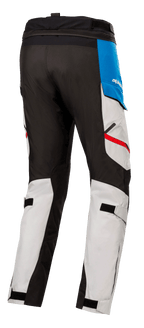 Alpinestars Honda Andes V3 Drystar® Pants, pantaloni da moto in tessuto, grigio ghiaccio con accenti blu e rosso acceso, vista posteriore che mostra pannelli rinforzati neri, cinturini regolabili sui polpacci e cerniera di collegamento in vita.