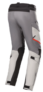 Pantaloni Alpinestars Andes V3 Drystar®, pantaloni da moto touring, grigio ghiaccio e grigio scuro, con pannelli di rinforzo neri e un dettaglio rosso sulla tasca, cinturini regolabili in vita e sui polpacci, costruzione in tessuto resistente per la guida adventure