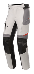 Alpinestars Andes V3 Drystar® Pants, pantaloni da moto adventure touring, grigio ghiaccio e grigio scuro con dettagli neri, pannelli rinforzati sulle ginocchia, tasche in stile cargo e cinturino regolabile in vita, materiale tessile resistente con dettagli rossi