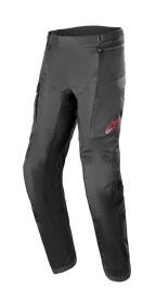 Alpinestars Andes Air Drystar® Pants, pantaloni da moto adventure touring, nero, con ampi pannelli in mesh per la ventilazione, logo a stella rosso sulla coscia sinistra, cinturini regolabili in vita e sezioni rinforzate sulle ginocchia, progettati per il comfort durante il touring.