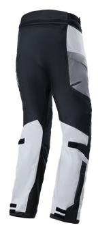 Pantaloni Alpinestars Andes Air Drystar®, pantaloni da moto adventure touring, Ice Gray, Grigio Scuro e Nero, vista posteriore con pannelli in rete traspirante per il flusso d'aria e cinturini regolabili sui polpacci, design in tessuto tecnico per l'uso in due stagioni
