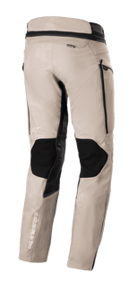Alpinestars AMT-10LAB Drystar® XF Pants, pantaloni adventure touring Aluminum Camo, vista posteriore con pannelli protettivi neri, branding MATRYX® e loghi Alpinestars bianchi su struttura multi-materiale.