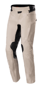 Pantaloni Alpinestars AMT-10LAB Drystar® XF, pantaloni da moto adventure, Aluminum Camo, motivo mimetico grigio chiaro con pannelli rinforzati neri sulle ginocchia e sull'interno coscia, struttura in tessuto tecnico con vita regolabile e marchio Drystar sulla parte inferiore della gamba