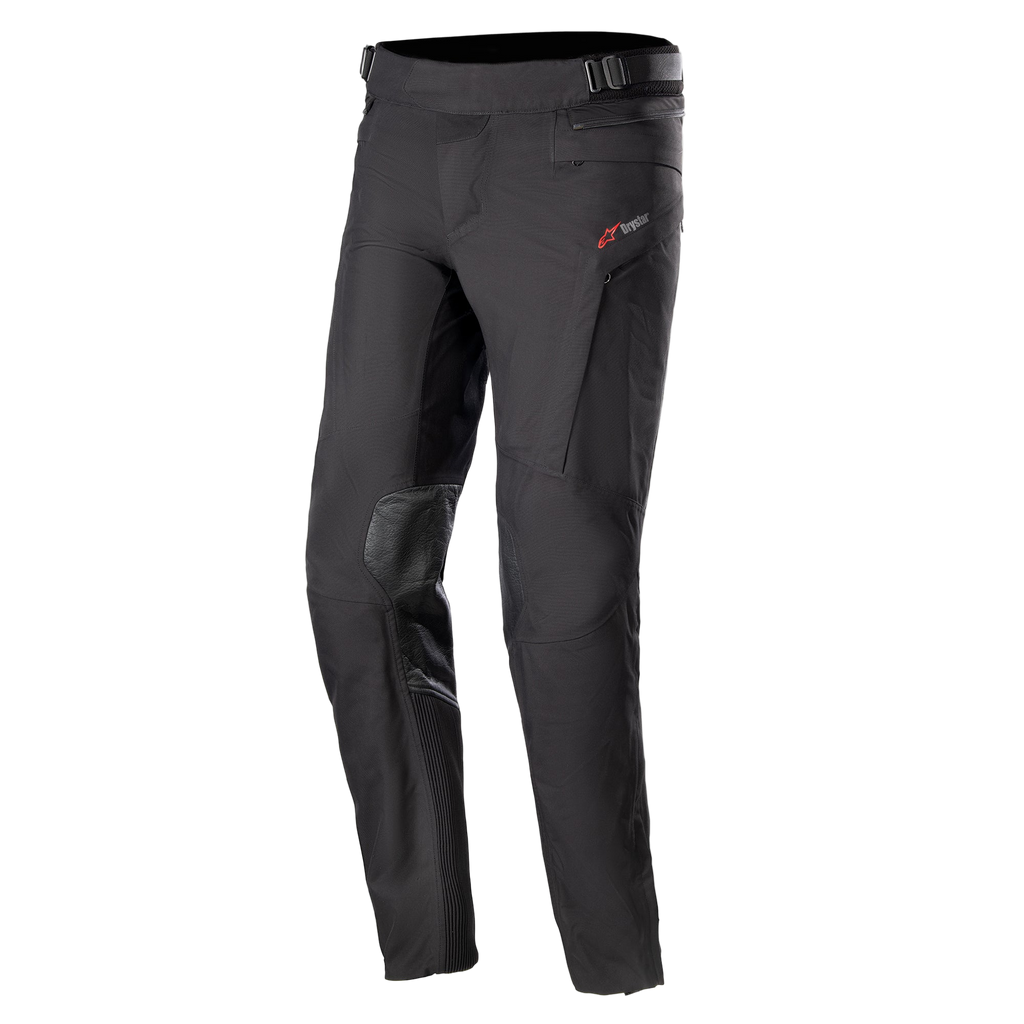 Pantaloni Alpinestars AMT-10 Drystar® XF, pantaloni da moto touring, nero, con logo rosso sul fianco, pannelli rinforzati sulle ginocchia, inserti a fisarmonica sulla parte inferiore delle gambe, vita regolabile e tasche con zip, design in tessuto tecnico per guida adventure