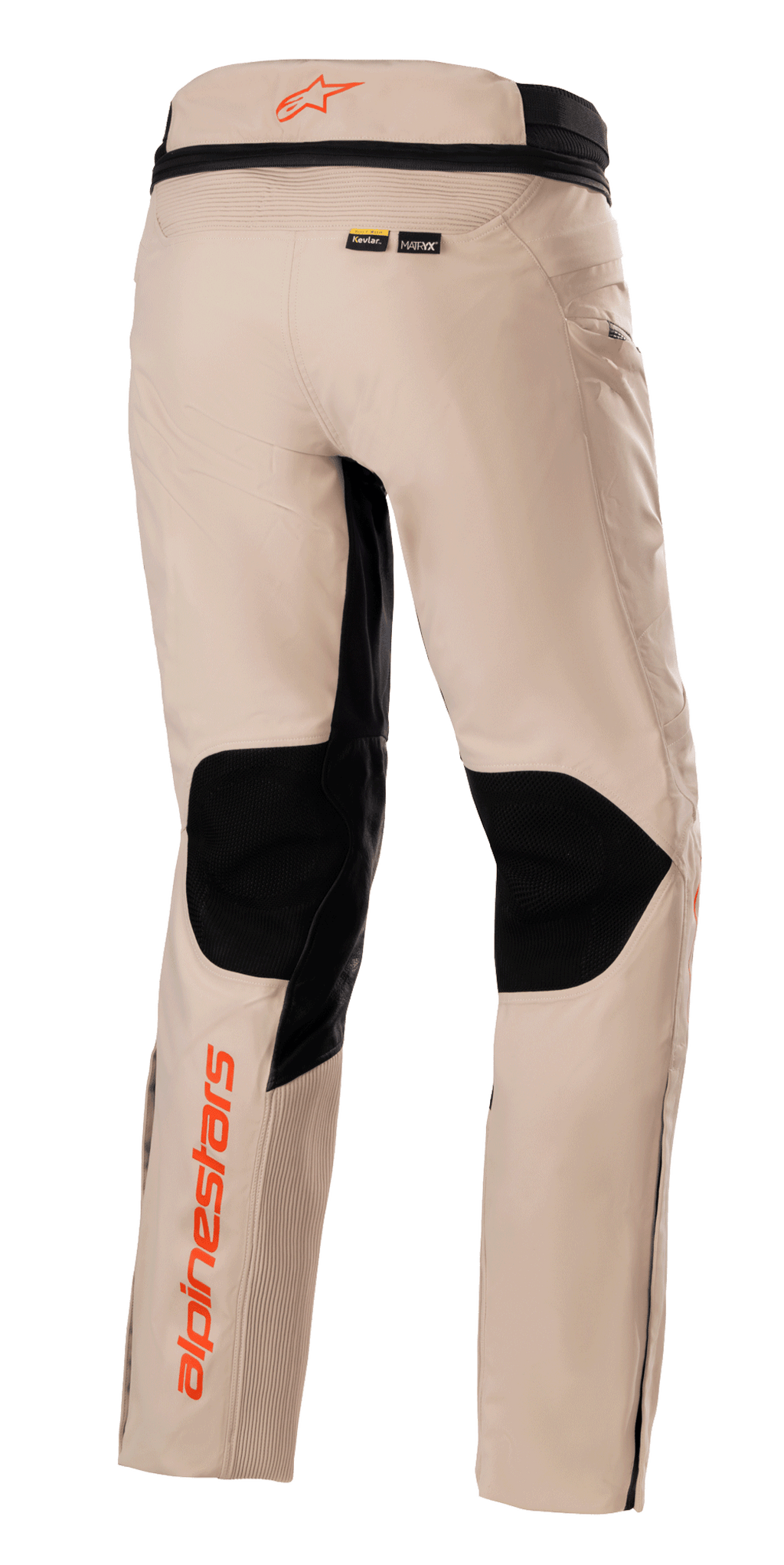 Alpinestars AMT-10R Drystar® XF Pants, pantaloni Adventure Touring, marrone chiaro, vista posteriore con ampi pannelli in rete nera sul retro delle ginocchia, loghi Alpinestars arancioni sulla fascia in vita e sulla parte inferiore della gamba, e marchi dei materiali Kevlar e MATRYX.