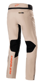 Alpinestars AMT-10R Drystar® XF Pants, pantaloni Adventure Touring, marrone chiaro, vista posteriore con ampi pannelli in rete nera sul retro delle ginocchia, loghi Alpinestars arancioni sulla fascia in vita e sulla parte inferiore della gamba, e marchi dei materiali Kevlar e MATRYX.