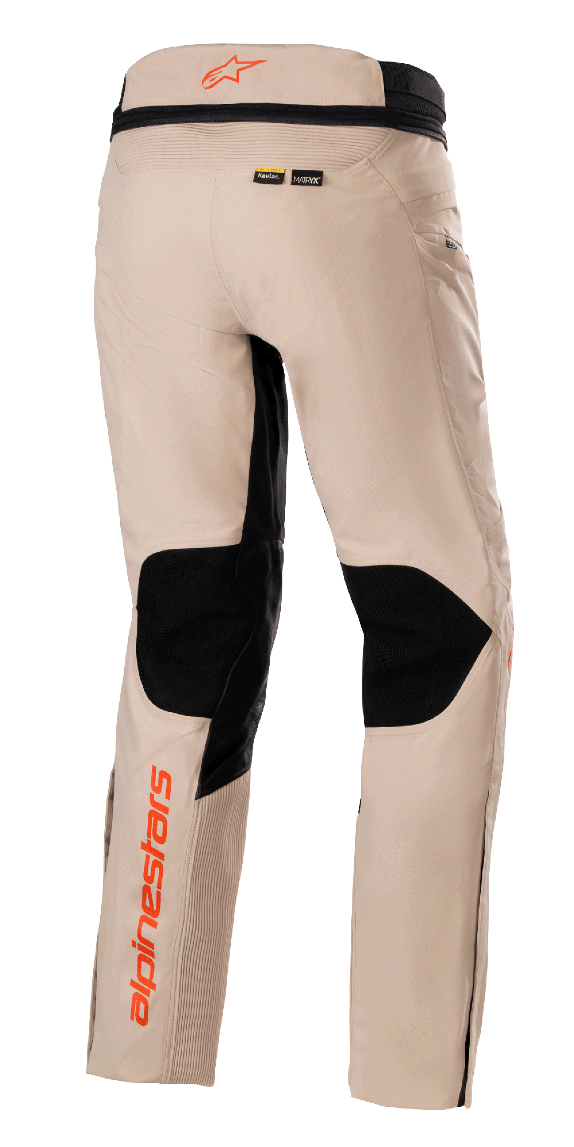 Alpinestars AMT-10R Drystar® XF Pants, pantaloni Adventure Touring, marrone chiaro, vista posteriore con ampi pannelli in rete nera sul retro delle ginocchia, loghi Alpinestars arancioni sulla fascia in vita e sulla parte inferiore della gamba, e marchi dei materiali Kevlar e MATRYX.