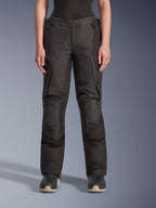 Alpinestars Stella Andes V4 Drystar Pants, pantaloni adventure touring da donna, neri, vista frontale, con pannelli rinforzati sulle ginocchia, tasche cargo resistenti all'acqua e cinghie regolabili in vita, indossati con stivali neri in studio.