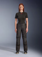 Pantaloni Alpinestars Stella Andes V4 Drystar®, pantaloni da moto adventure touring da donna neri, mostrati su una modella con t-shirt Alpinestars nera, design in tessuto tecnico con tasche cargo e pannelli rinforzati sulle ginocchia.