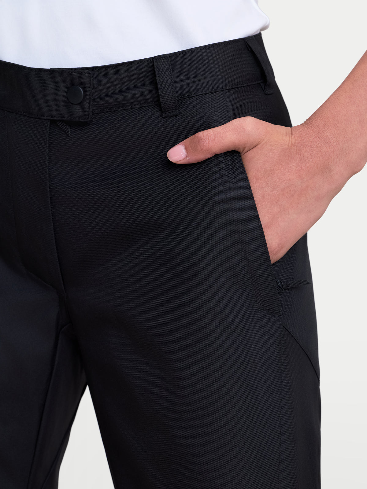 Alpinestars Stella C 1 Waterproof Pantaloni, pantaloni da moto urbani da donna, colore nero, vista ravvicinata con dettaglio dei passanti per cintura e tasca anteriore con cerniera indossati da una modella