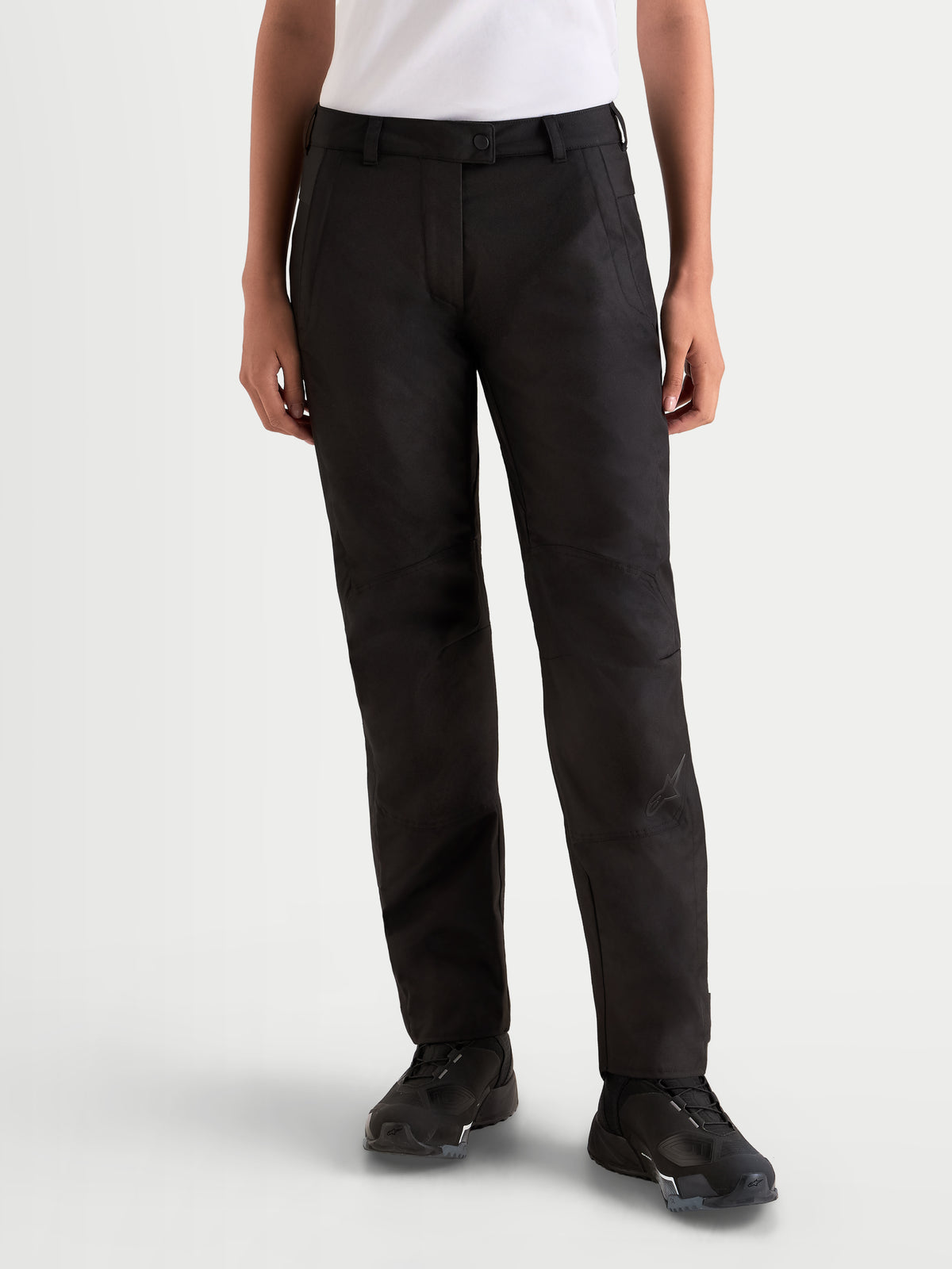 Alpinestars Stella C-1 Waterproof Pantaloni, pantaloni da moto urbani da donna in colore nero, con struttura in tessuto a taglio dritto e ginocchia ergonomiche, indossati da una modella