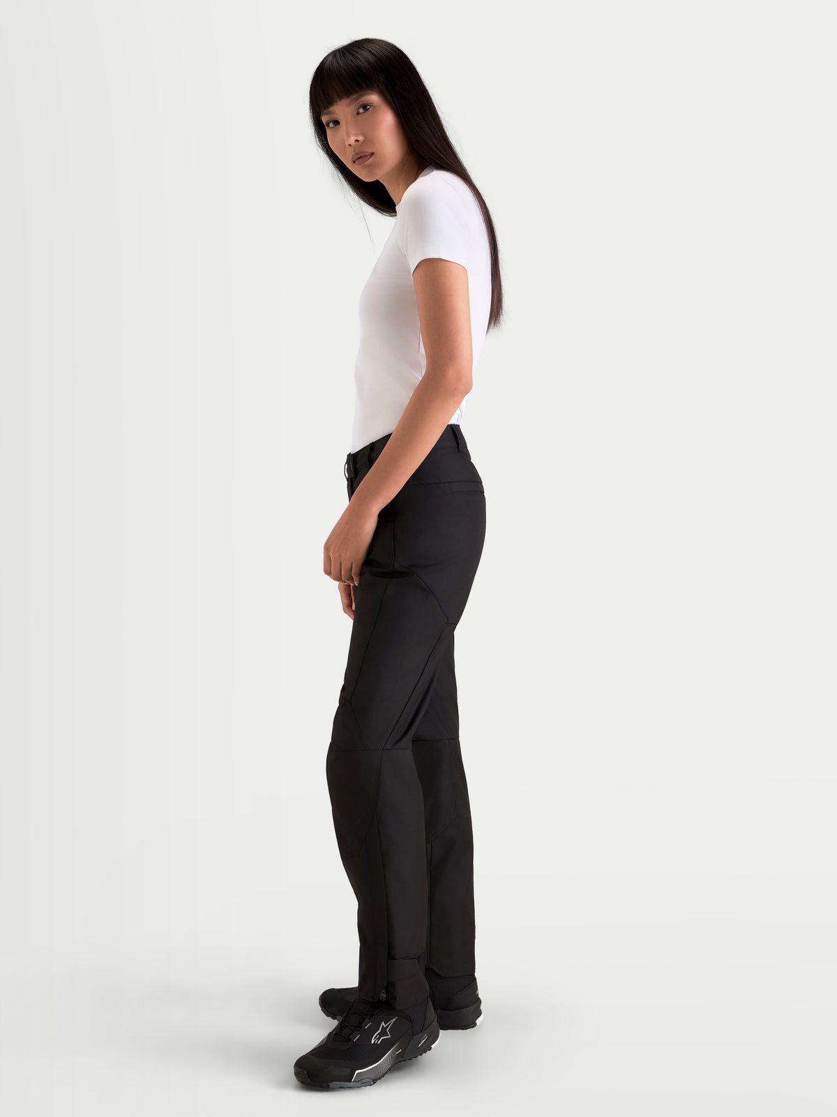 Alpinestars Stella C 1 Waterproof Pantaloni, pantaloni da moto urbani da donna in colore nero, vista di profilo indossati da una modella