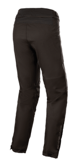 Pantaloni impermeabili Alpinestars Stella AST-1 V2, pantaloni da moto in tessuto da donna, nero, vista posteriore a tre quarti con cerniera di connessione in vita, gambe pre-curvate e logo Alpinestars riflettente sulla parte inferiore del polpaccio
