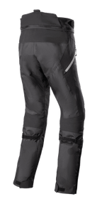 Alpinestars Stella Bogotá Pro Drystar 4 Seasons Pants, pantaloni da moto adventure da donna, nero, vista posteriore con costruzione in tessuto tecnico, cinghie regolabili sui polpacci e dettagli riflettenti laterali.