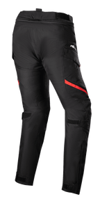 Pantaloni da donna Alpinestars Stella Honda Andes V3 Drystar®, pantaloni da moto touring, nero e rosso brillante, vista posteriore con tasche cargo, cinturini regolabili in vita e sulle ginocchia e robusta costruzione in tessuto per la guida in ogni condizione atmosferica