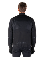 Alpinestars Mootant Waterproof Parka, giacca da moto nera, vista posteriore che mostra la parte superiore in mesh per il flusso d'aria e il logo riflettente MO.ST.EQ. sulla parte bassa della schiena, abbigliamento modulare 4 stagioni