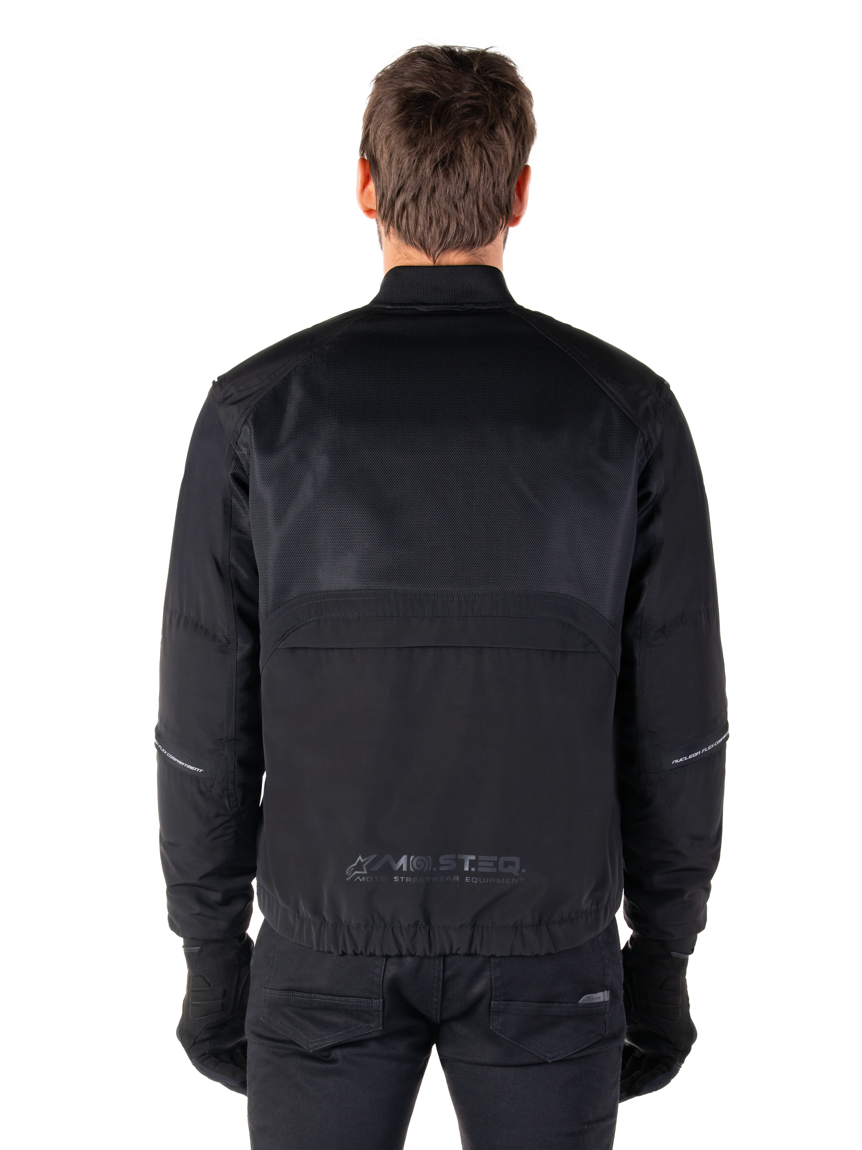 Alpinestars Mootant Waterproof Parka, giacca da moto nera, vista posteriore che mostra la parte superiore in mesh per il flusso d'aria e il logo riflettente MO.ST.EQ. sulla parte bassa della schiena, abbigliamento modulare 4 stagioni