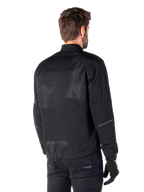 Alpinestars Mootant Waterproof Parka, giacca da moto nera, vista posteriore, con pannelli superiori in mesh e marchio MO.ST.EQ. Moto Streetwear Equipment, design urban contemporaneo per la guida su strada
