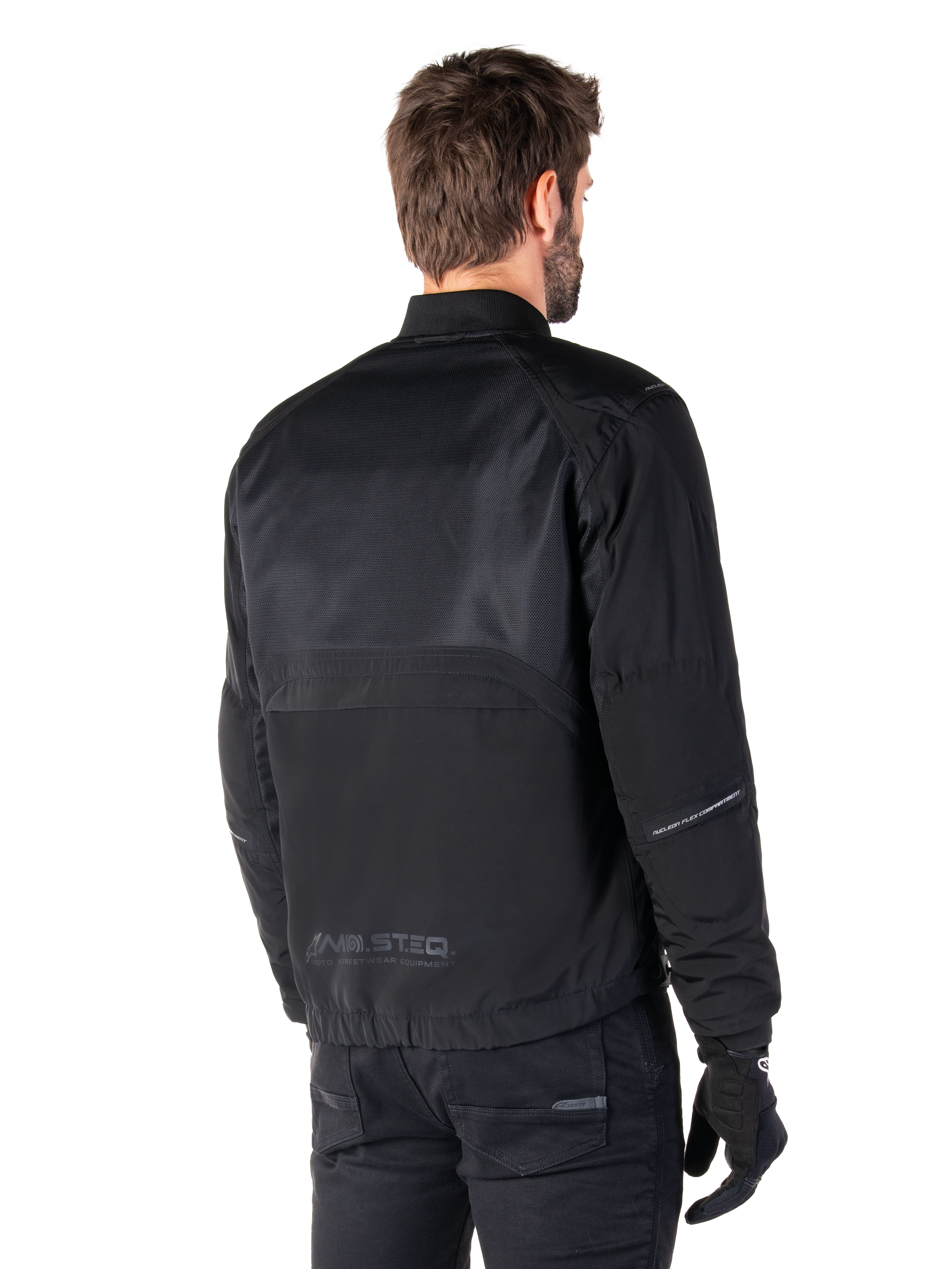 Alpinestars Mootant Waterproof Parka, giacca da moto nera, vista posteriore, con pannelli superiori in mesh e marchio MO.ST.EQ. Moto Streetwear Equipment, design urban contemporaneo per la guida su strada