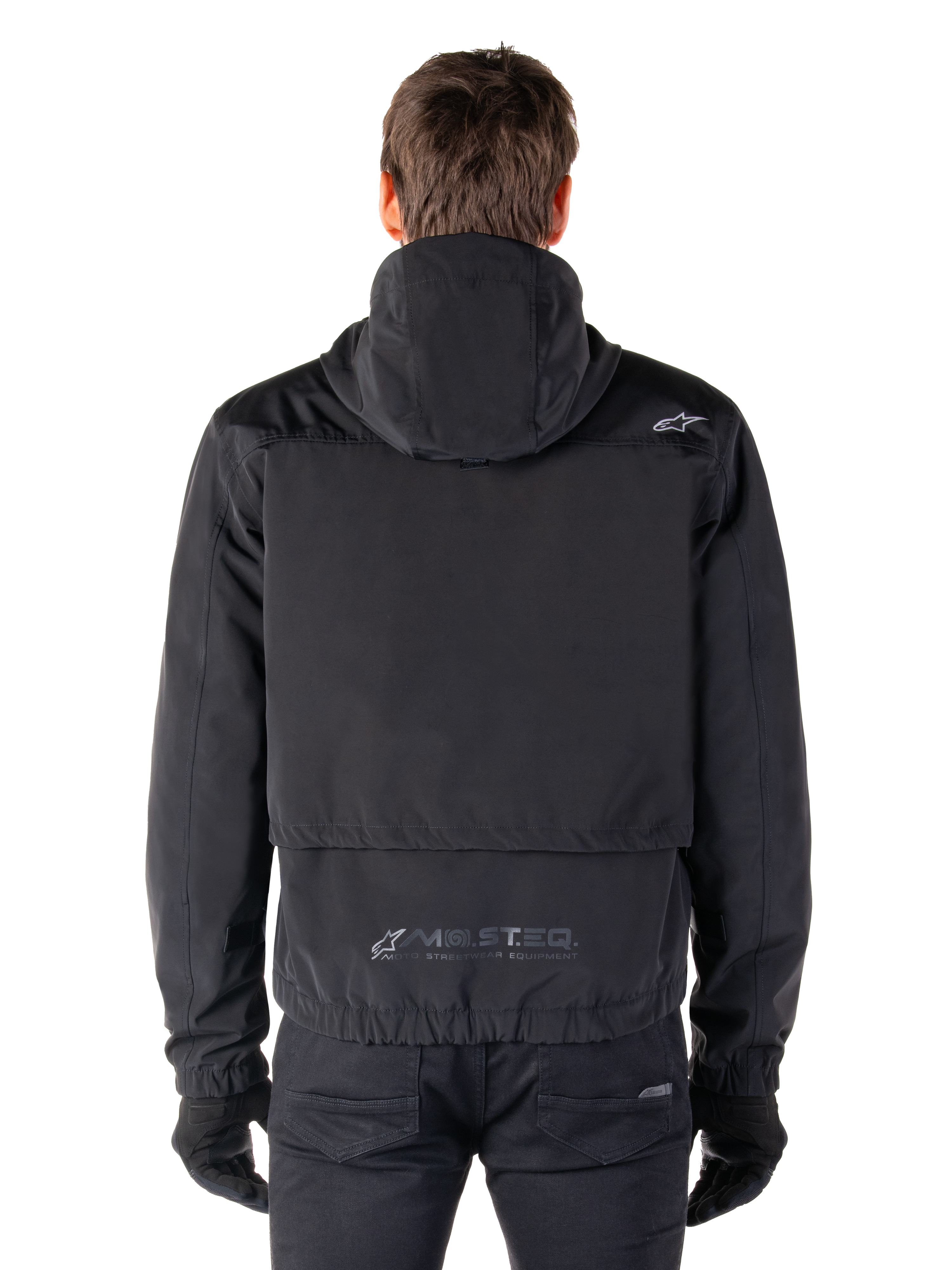 Alpinestars Mootant Waterproof Parka, giacca da moto nera, vista posteriore con cappuccio, piccolo logo Astar sulla spalla e marchio riflettente MO.ST.EQ. sulla parte bassa della schiena